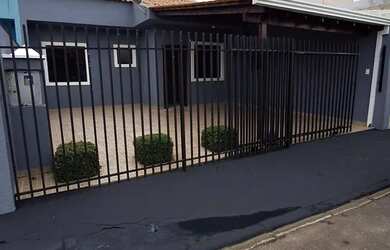 Imagem: A casa possui 3 Dormitórios, 1 Banheiro, 2 Vagas na garagem