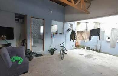 Imagem: A casa possui 2 Dormitórios, 1 Banheiro, 2 Vagas na garagem