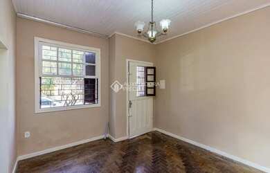 Imagem: A casa possui 2 Dormitórios, 1 Banheiro, 3 Vagas na garagem