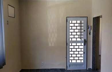 Imagem: A casa possui 1 Dormitório, 1 Banheiro, 1 Vaga na garagem