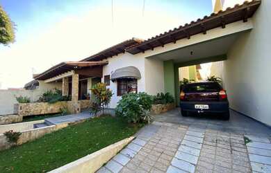 Imagem: A casa possui 4 Dormitórios, 3 Banheiros, 5 Vagas na garagem