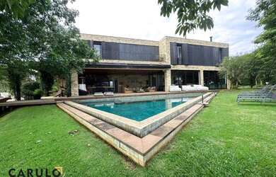 Imagem: A casa em condomínio possui 5 Dormitórios, 5 Banheiros, 5