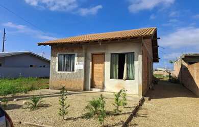 Imagem: A casa possui 3 Dormitórios, 1 Banheiro, 2 Vagas na garagem