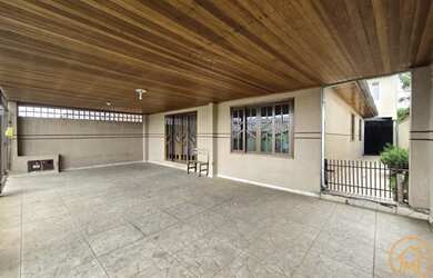 Imagem: A casa possui 3 Dormitórios, 1 Banheiro, 2 Vagas na garagem