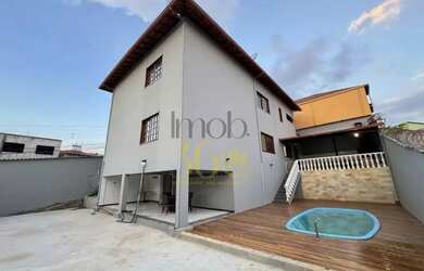 Imagem: A casa possui 5 Dormitórios, 3 Banheiros, 5 Vagas na garagem