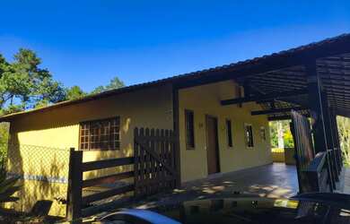 Imagem: A casa possui 3 Dormitórios, 2 Banheiros e 2 Vagas na garagem