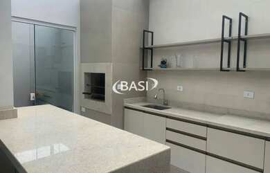 Imagem: A casa possui 3 Dormitórios, 2 Banheiros, 2 Vagas na garagem