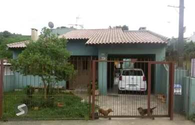 Imagem: A casa possui 3 Dormitórios, 1 Banheiro, 2 Vagas na garagem