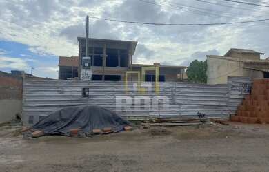 Imagem: A casa possui 3 Dormitórios, 2 Banheiros, 2 Vagas na garagem