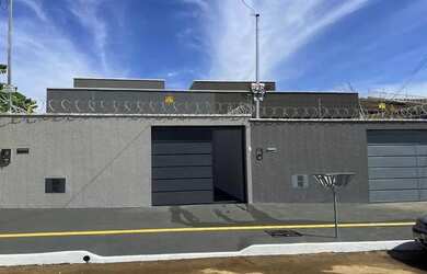 Imagem: A casa possui 2 Dormitórios, 2 Banheiros, 2 Vagas na garagem