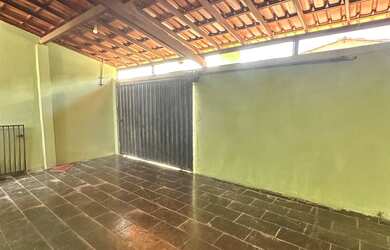 Imagem: A casa à venda possui 3 Dormitórios, 1 Banheiro, 2 Vagas na