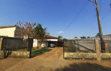 Imagem: A casa possui 3 Dormitórios, 2 Banheiros, 4 Vagas na garagem