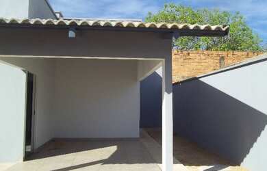 Imagem: A casa possui 2 Dormitórios, 1 Banheiro, 2 Vagas na garagem