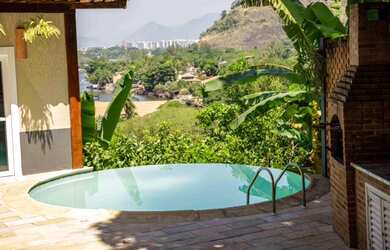 Imagem: A casa em condomínio possui 5 Dormitórios, 5 Banheiros, 2