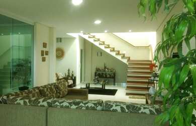 Imagem: A casa possui 3 Dormitórios, 5 Banheiros, 2 Vagas na garagem