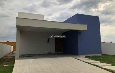 Imagem: A casa possui 3 Dormitórios, 2 Banheiros, 2 Vagas na garagem