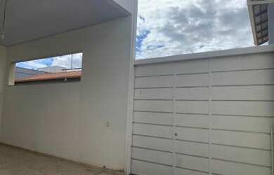 Imagem: A casa possui 3 Dormitórios, 2 Banheiros, 5 Vagas na garagem