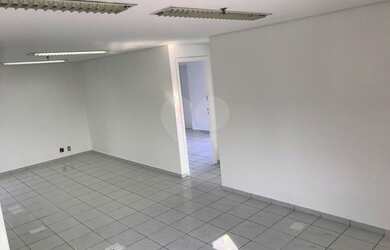 Imagem: O depósito possui 3 Vagas na garagem, 184m² de Área e está