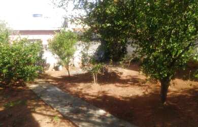 Imagem: A casa possui 3 Dormitórios, 1 Banheiro, 2 Vagas na garagem