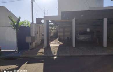 Imagem: A casa possui 3 Dormitórios, 2 Banheiros, 4 Vagas na garagem
