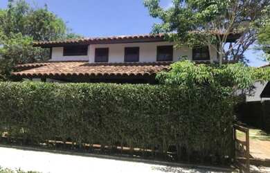 Imagem: A casa possui 4 Dormitórios, 5 Banheiros, 4 Vagas na garagem