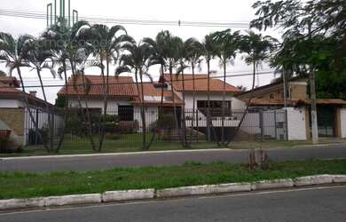 Imagem: A casa possui 4 Dormitórios, 1 Banheiro, 1 Vaga na garagem