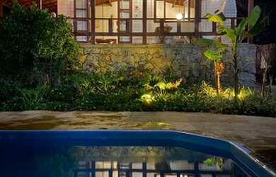 Imagem: A casa possui 4 Dormitórios, 4 Banheiros, 5 Vagas na garagem