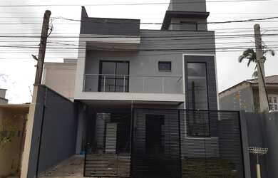 Imagem: A casa possui 3 Dormitórios, 3 Banheiros, 2 Vagas na garagem