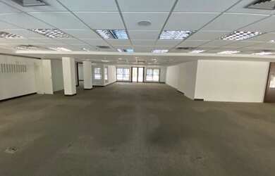 Imagem: O depósito possui 5 Vagas na garagem, 1.200m² de Área e