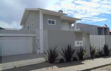 Imagem: A casa possui 5 Dormitórios, 5 Banheiros, 4 Vagas na garagem