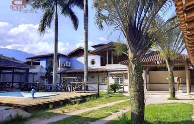 Imagem: A casa possui 3 Dormitórios, 4 Banheiros, 2 Vagas na garagem