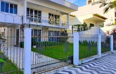 Imagem: A casa possui 4 Dormitórios, 3 Banheiros, 1 Vaga na garagem