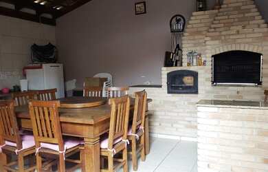 Imagem: A casa possui 3 Dormitórios, 2 Banheiros, 2 Vagas na garagem