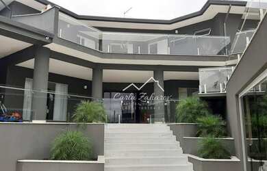 Imagem: A casa em condomínio possui 4 Dormitórios, 5 Banheiros, 600m²