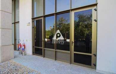 Imagem: O depósito possui 2 Vagas na garagem, 61m² de Área e está