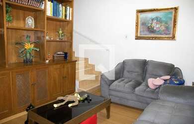 Imagem: A casa possui 3 Dormitórios, 2 Banheiros, 1 Vaga na garagem