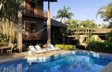 Imagem: A casa possui 4 Dormitórios, 5 Banheiros, 5 Vagas na garagem