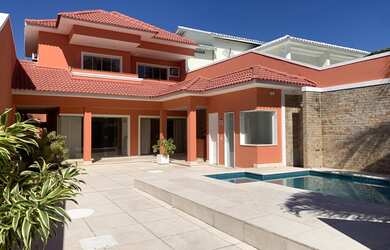 Imagem: A casa em condomínio à venda possui 5 Dormitórios, 5 Banheiros