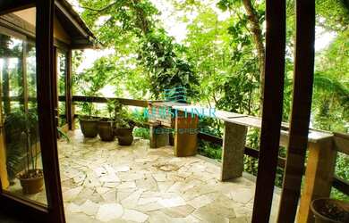 Imagem: A casa possui 3 Dormitórios, 3 Banheiros, 330m² de Área