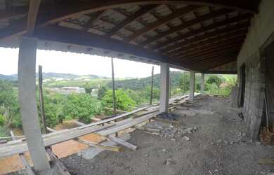 Imagem: A casa possui 3 Dormitórios, 2 Banheiros, 5 Vagas na garagem