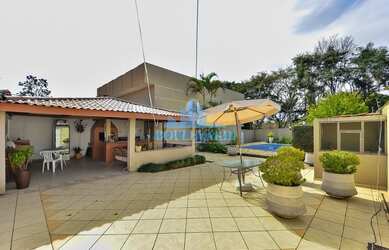 Imagem: A casa possui 5 Dormitórios, 5 Banheiros, 5 Vagas na garagem