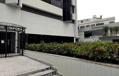 Imagem: O depósito à venda possui 4 Vagas na garagem e 200m² de Área