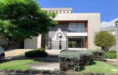 Imagem: A casa em condomínio possui 4 Dormitórios, 5 Banheiros, 4