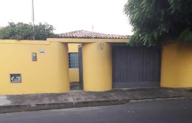 Imagem: A casa possui 2 Dormitórios, 1 Banheiro, 2 Vagas na garagem