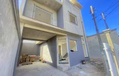 Imagem: A casa possui 3 Dormitórios, 2 Banheiros, 2 Vagas na garagem