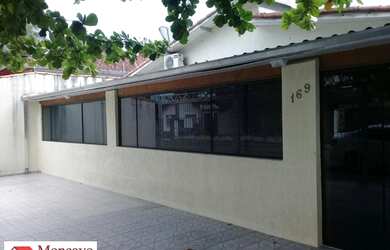 Imagem: A casa possui 4 Dormitórios, 4 Banheiros, 4 Vagas na garagem