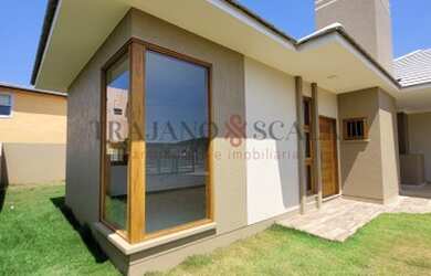 Imagem 4: Linda residência, frente Norte, localizada no balneário Vista Alegre...