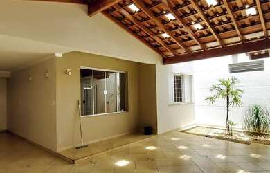 Imagem: A casa possui 3 Dormitórios, 3 Banheiros, 3 Vagas na garagem