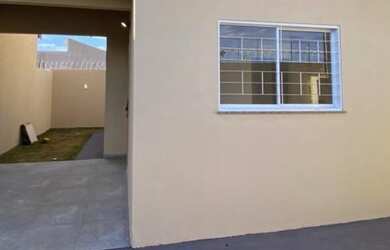 Imagem: A casa possui 2 Dormitórios, 1 Banheiro, 2 Vagas na garagem