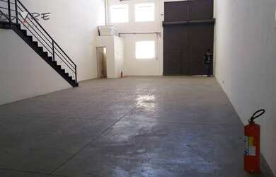 Imagem: O depósito possui 5 Vagas na garagem e 850m² de Área e está